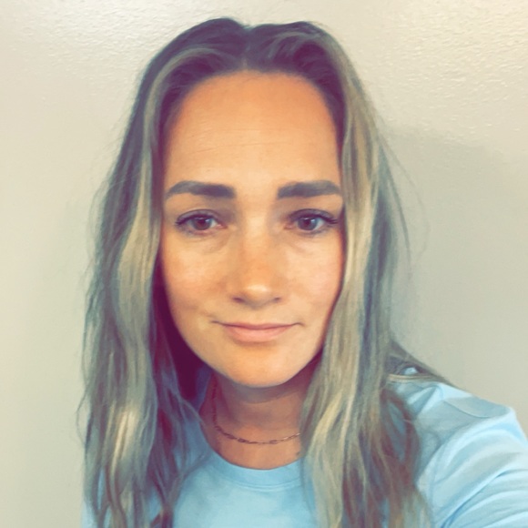 Profile Picture of Nikki Ruzynski (@nikki4370) on Poshmark