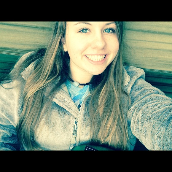 Profile Picture of Hannah Colvin (@hecolvin) on Poshmark