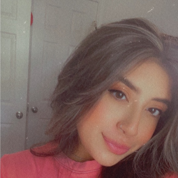 Profile Picture of Arielle Alaniz (@_aypatino) on Poshmark