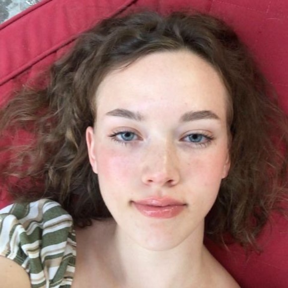 Profile Picture of Danielle Guy (@danielleguy652) on Poshmark