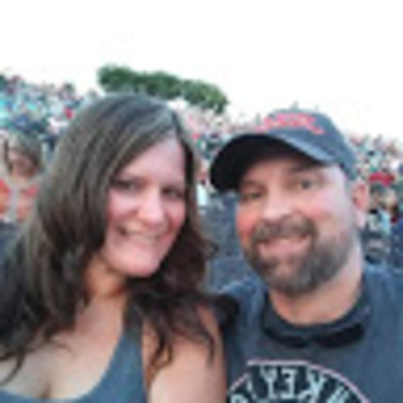 Profile Picture of Angie Brackner (@angielt777) on Poshmark