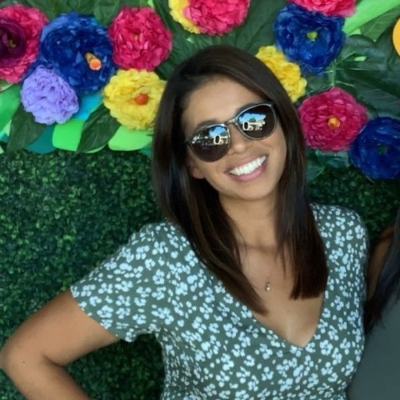 Profile Picture of Maricela Handall (@maricelahandall) on Poshmark