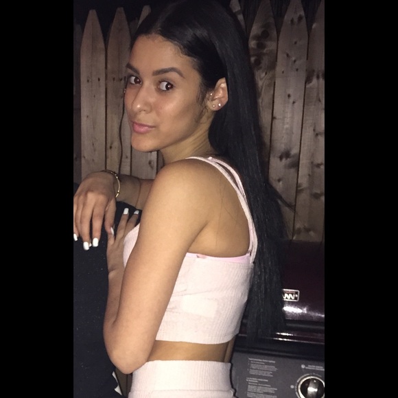 Profile Picture of Alexandra Lester (@itsalii_mariee) on Poshmark