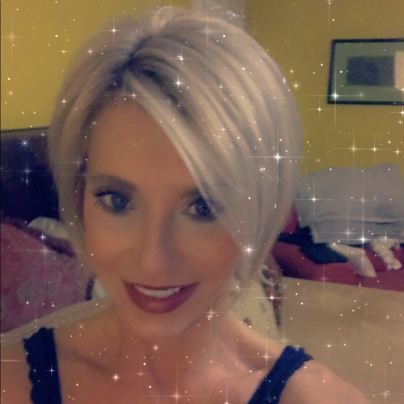 Profile Picture of Dawn Armstrong (@dawnarm97) on Poshmark