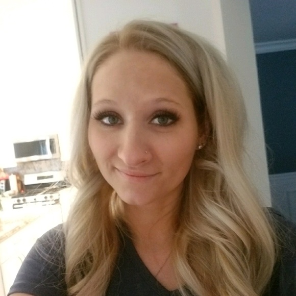 Profile Picture of Samantha Schuetz (@soccermom88) on Poshmark