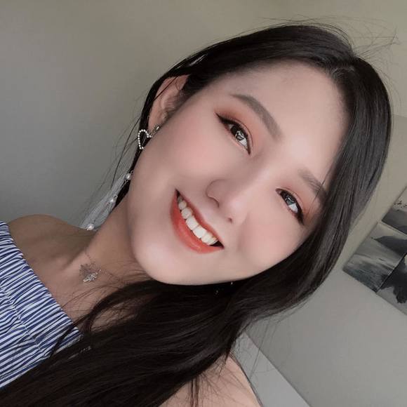 Profile Picture of Quinn Tran (@quinntran2712) on Poshmark