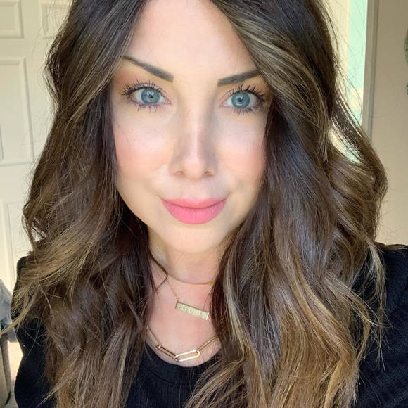 Profile Picture of Lisa Smyth (@lisa_smyth) on Poshmark