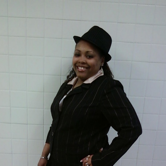 Profile Picture of Isis Roberts (@isis_roberts) on Poshmark