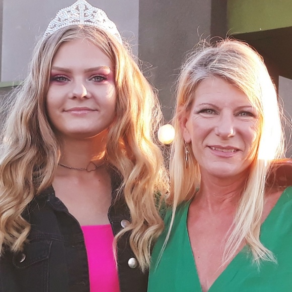 Profile Picture of Annie and eddy Borsack (@3bellesvintage) on Poshmark