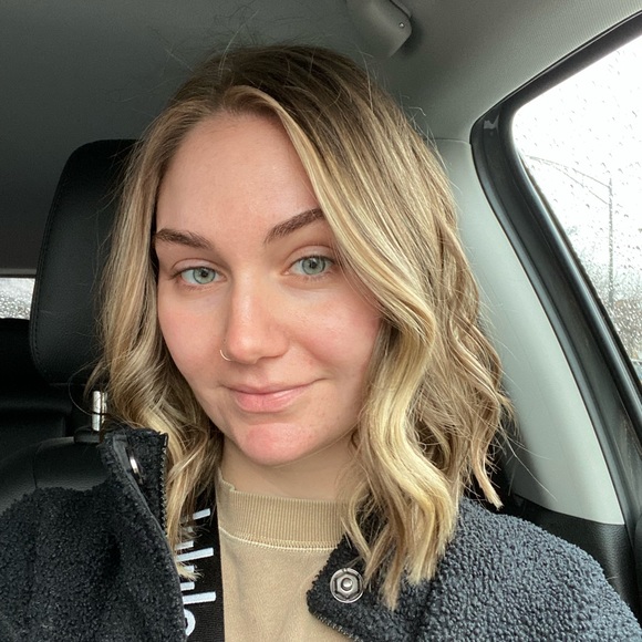 Profile Picture of Gabby Mameli (@gabbymameli) on Poshmark