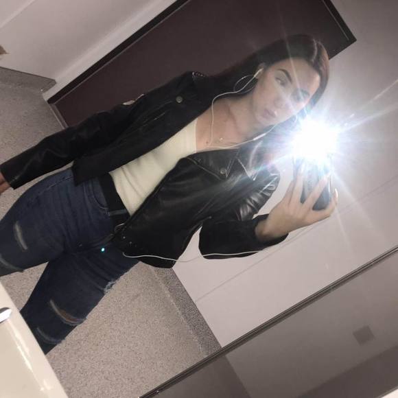 Profile Picture of Bethany Marinakis (@bethany_ma) on Poshmark