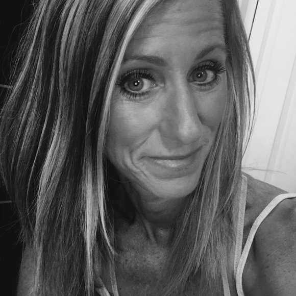 Profile Picture of Julie Feaster (@jannfeaster) on Poshmark