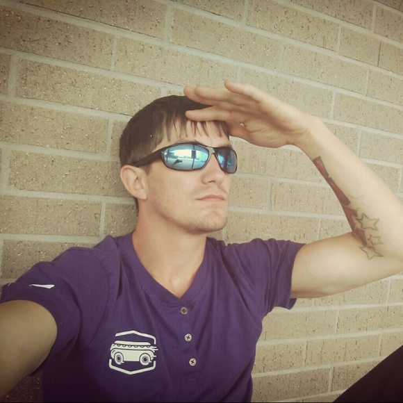 Profile Picture of Adam Parker (@abeezybite) on Poshmark