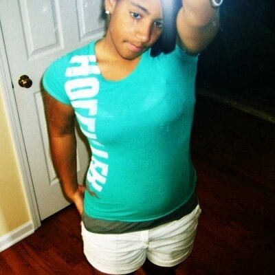 Profile Picture of Alex Scarbro (@alexxhollywood) on Twitter