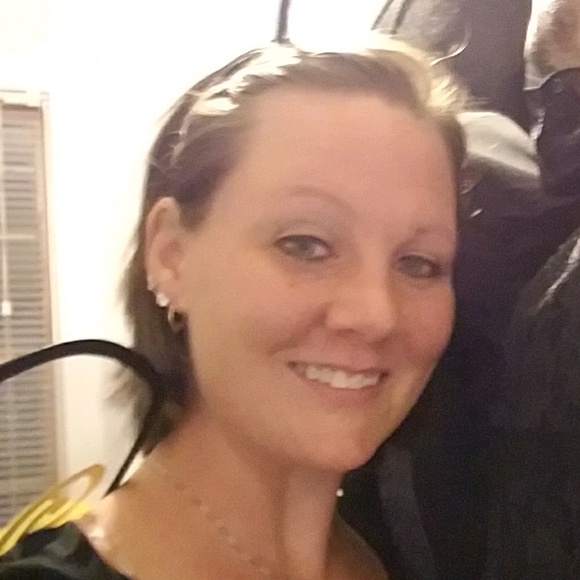 Crystal Tavares - Poshmark Profile Picture of Crystal Tavares (@cmt1012) on Poshmark