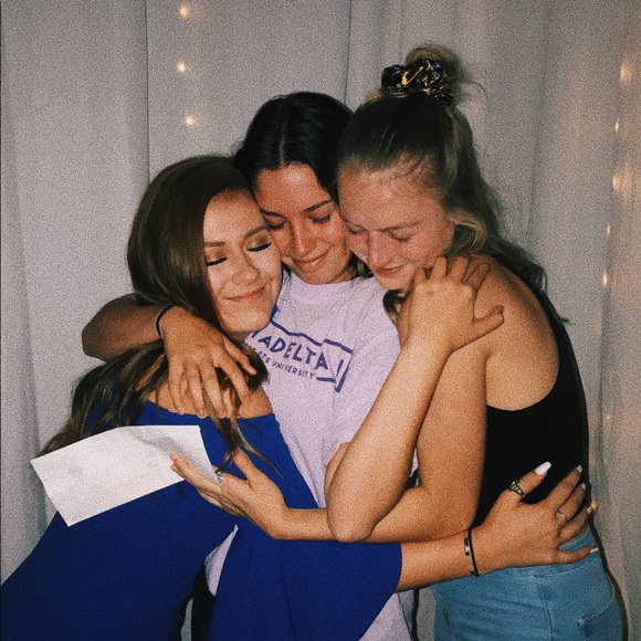 Profile Picture of Liz Iovinelli (@liz_iovinelli) on Poshmark