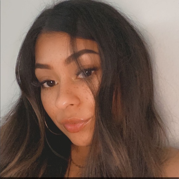 Profile Picture of Inez Alvarez (@inezalvarez) on Poshmark