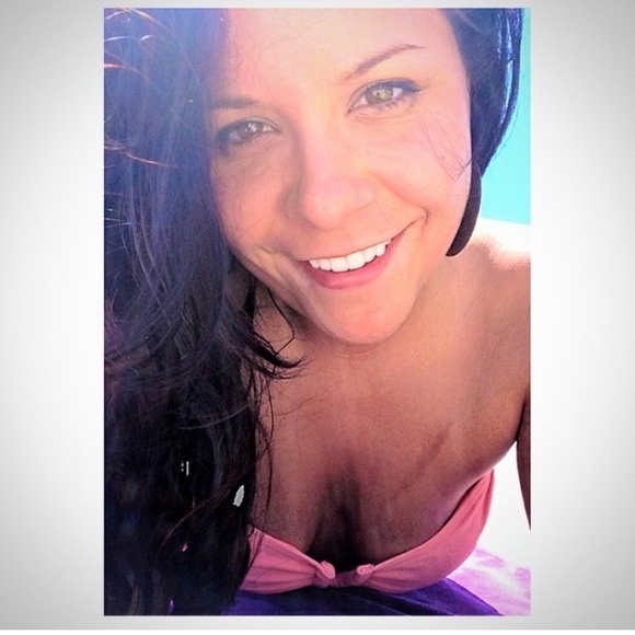 Profile Picture of Ryane Lally (@ryane_elise) on Poshmark