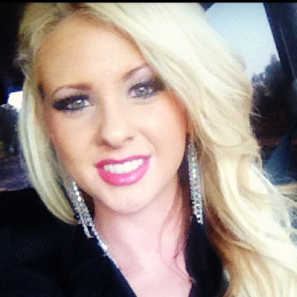 Profile Picture of Amanda Skeeters (@askeet13) on Poshmark