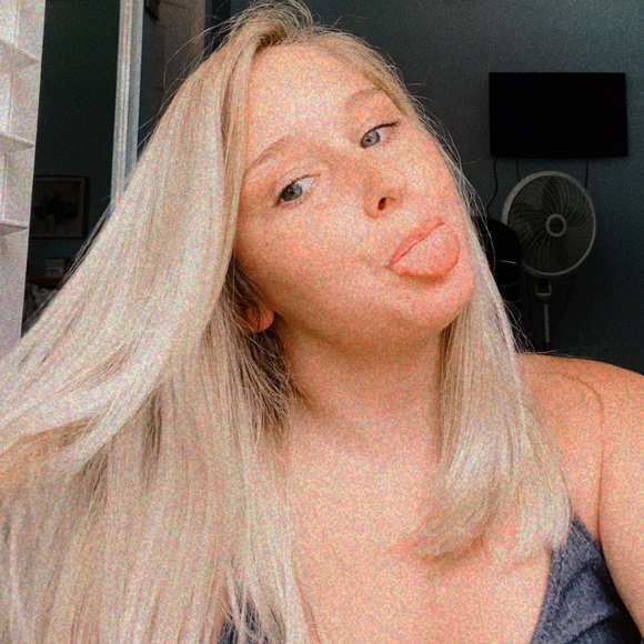 Profile Picture of Emma Bycraft (@emma_bycraft) on Poshmark