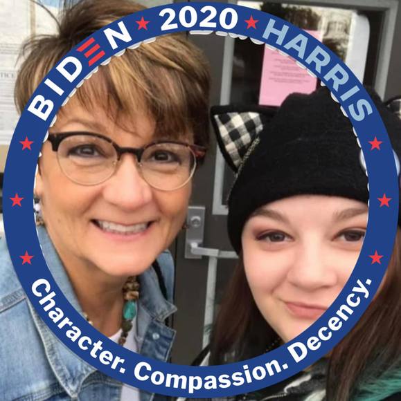 Profile Picture of Laura Wolfberg (@grammywolf) on Poshmark