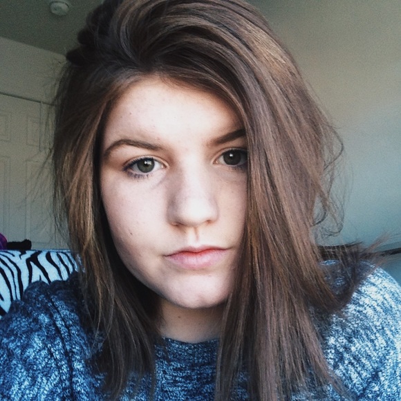 Profile Picture of Alyssa Buetow (@alvssab) on Poshmark