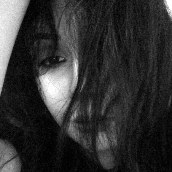 Profile Picture of Kim Perez (@kimberly_xx) on Poshmark