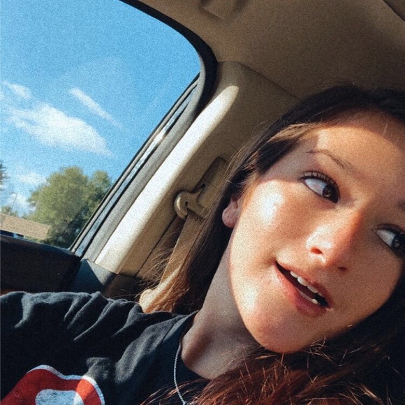 Profile Picture of Caroline Roach (@c_roach04) on Poshmark