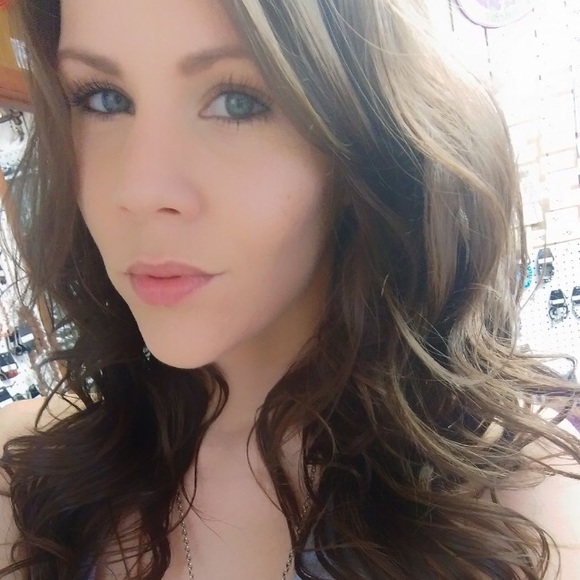 Profile Picture of Shawna Bowden (@shawnanana143) on Poshmark