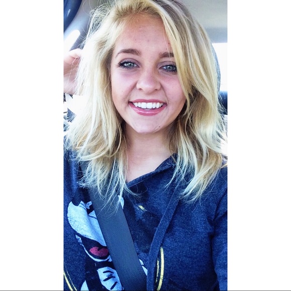 Profile Picture of Paige Bleck (@paigeparkerb) on Poshmark