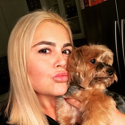 Profile Picture of Lindsay Hollister (@LindsHollister) on Twitter