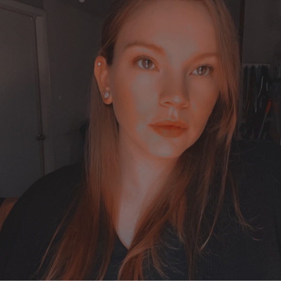 Profile Picture of Hailey Kornfield (@fluppiez346) on Poshmark