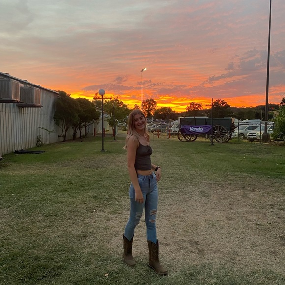 Profile Picture of Alexa Augustine (@alexaaugustinee) on Poshmark