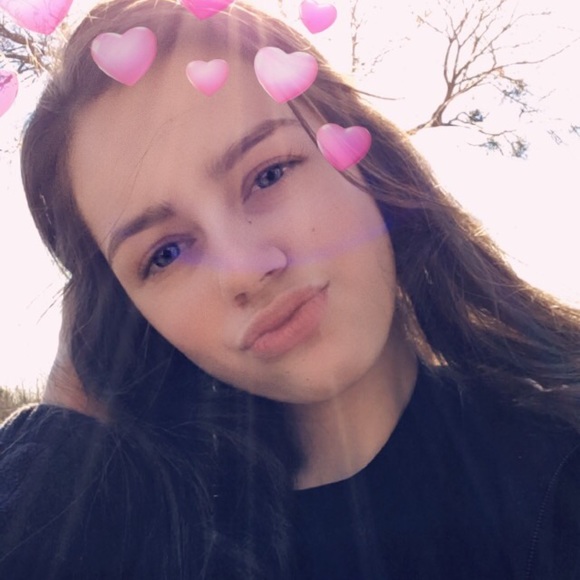 Profile Picture of Haley Denton (@haleyybuugg) on Poshmark