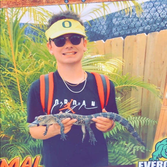 Profile Picture of Ooo Ooo (@michaelharcarik) on Poshmark