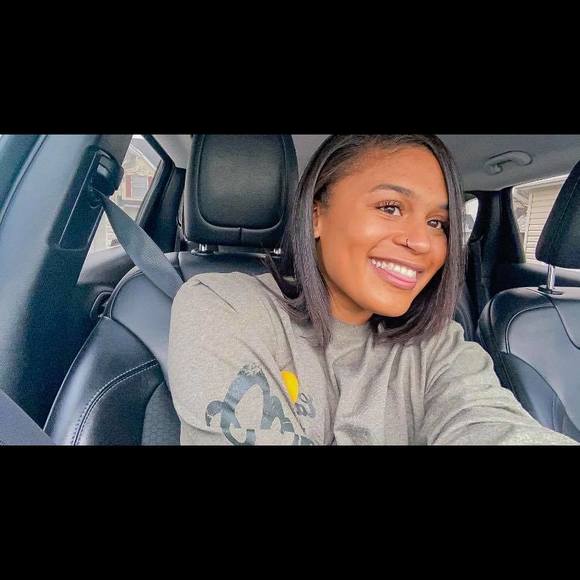 Profile Picture of Alexa Burns (@alexadeniseb) on Poshmark