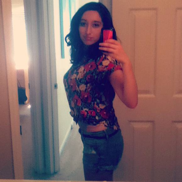 Profile Picture of Melissa Andrade (@mel2andrade) on Poshmark
