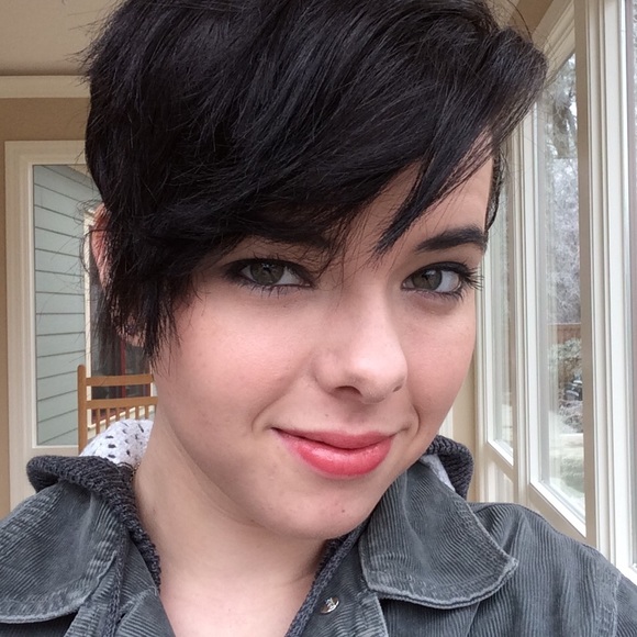 Profile Picture of Georgie Yon (@georgieyon) on Poshmark
