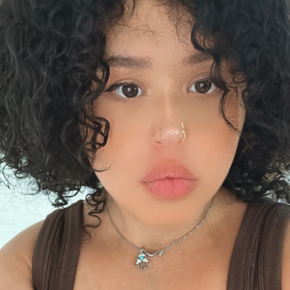 Profile Picture of Angel Barriera (@angelraii) on Poshmark