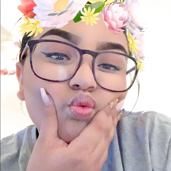 Profile Picture of Isabella Barboza (@bella_1839) on Poshmark