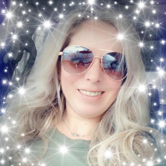Profile Picture of Rebecca Ritcher (@rebeccaritcher) on Poshmark