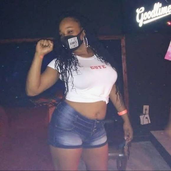 Profile Picture of Dominique Hayes (@dmichelle86) on Poshmark