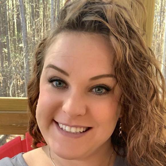 Profile Picture of Lindsay Piephoff (@lapiephoff) on Poshmark