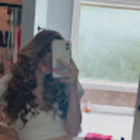 Profile Picture of Brenna Quinn (@brennaquinn2005) on Poshmark