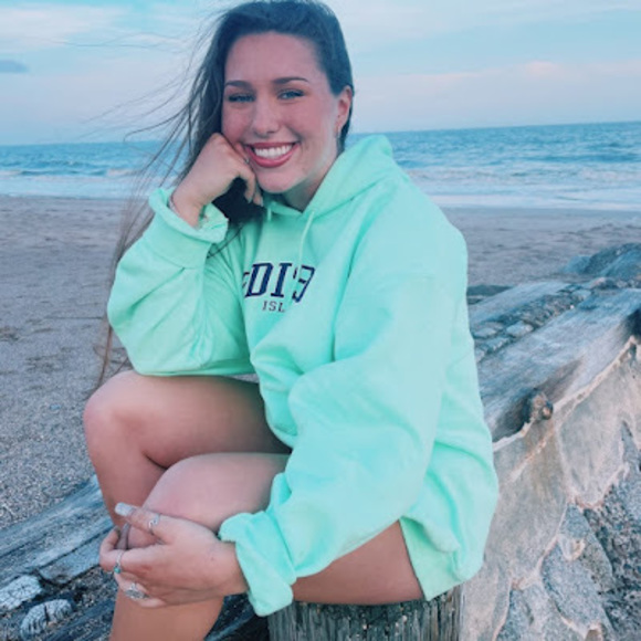 Profile Picture of Raygan Teeter (@rayganteeter) on Poshmark