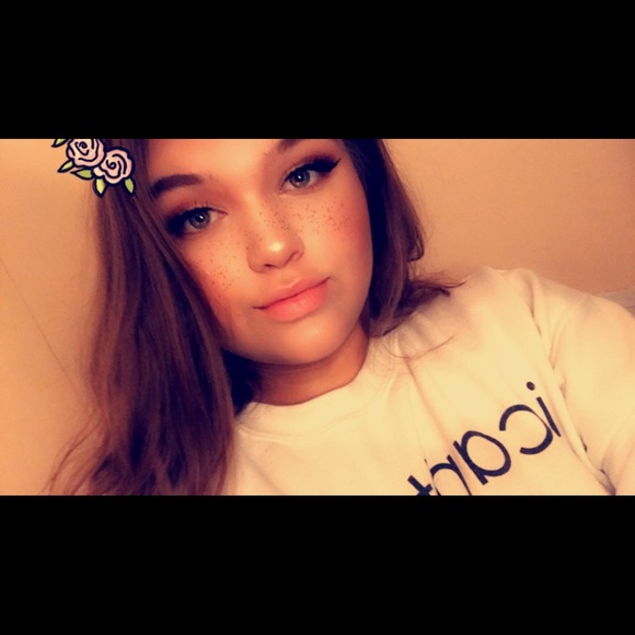 Profile Picture of Mackenna Kanzig (@mackenn_kanzig) on Poshmark