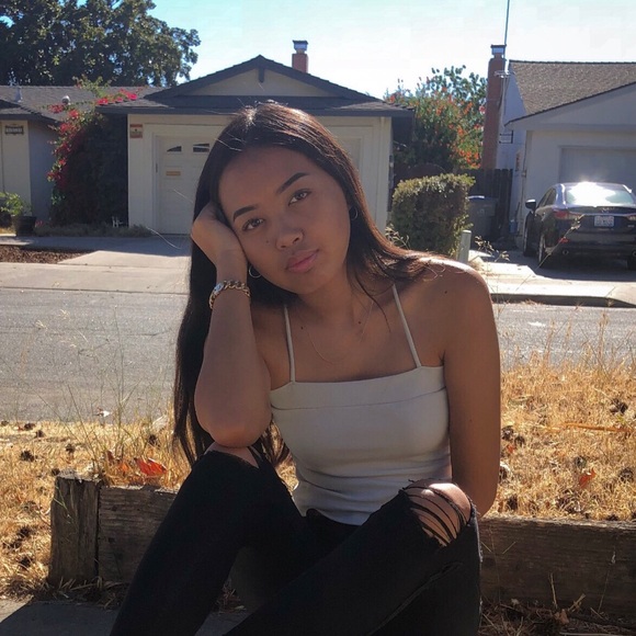 Profile Picture of Precious Saelee (@saelagogh) on Poshmark