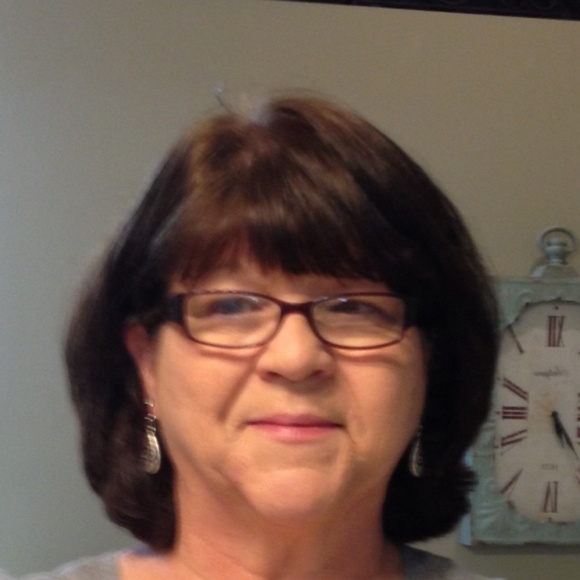 Profile Picture of Laura Saloom (@laurasaloom) on Poshmark