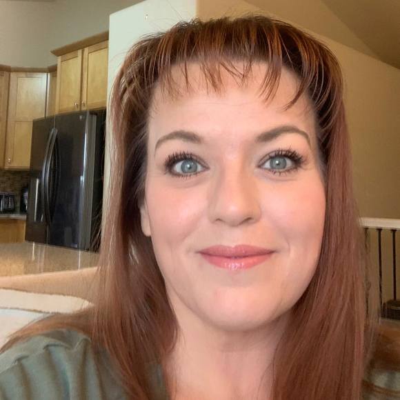 Profile Picture of Roberta Palmer thwreatt (@robertathwreatt) on Poshmark