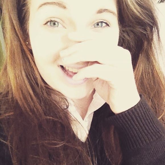 Profile Picture of Sarah Heidecker (@sarshops) on Poshmark